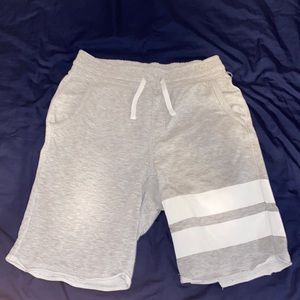 H&M mens shorts size small. Gray.